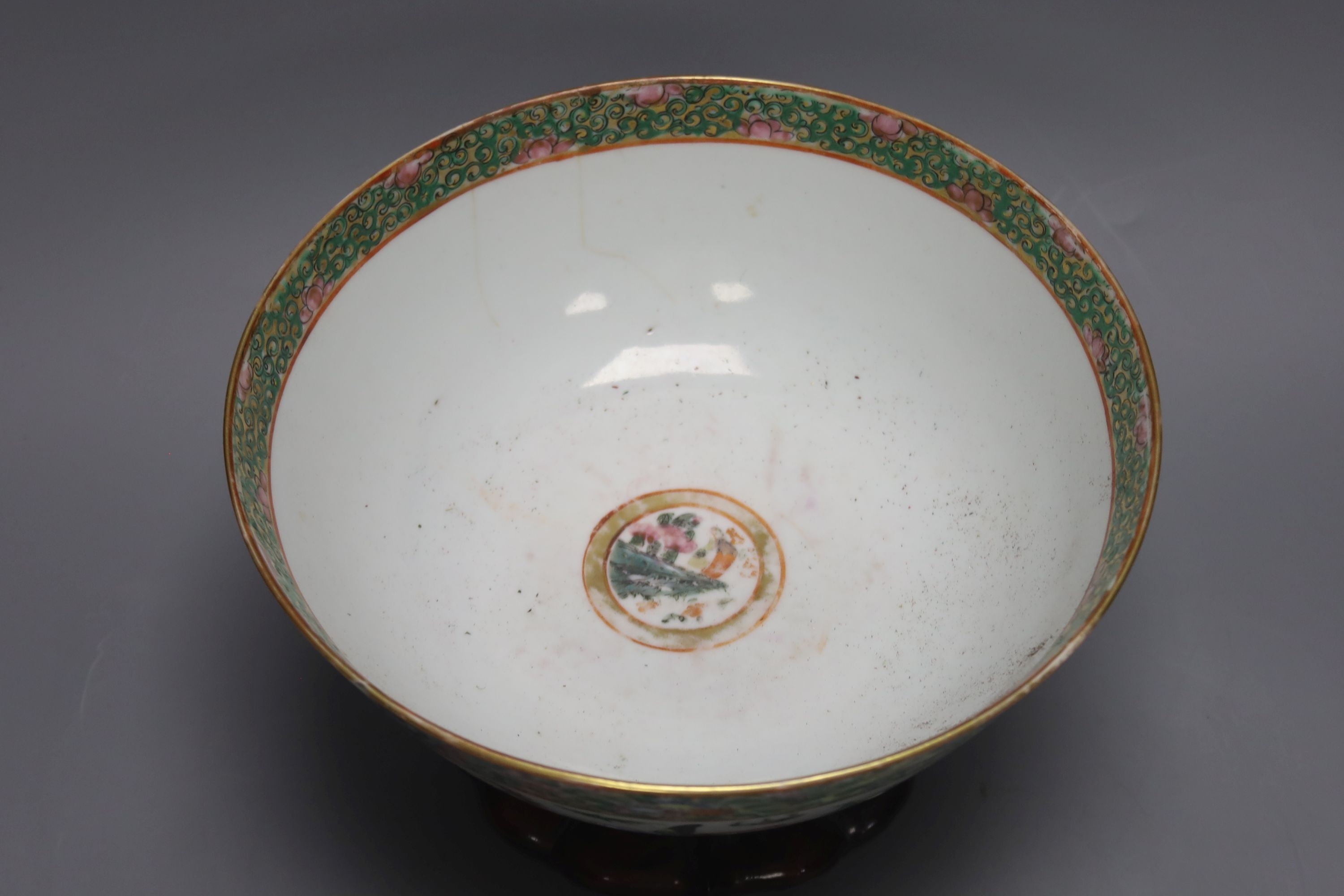 A Chinese circular famille rose bowl, a rectangular landscape-decorated planter and a pair of small bowls and covers, largest 24cm Dia 23cm (bowl)